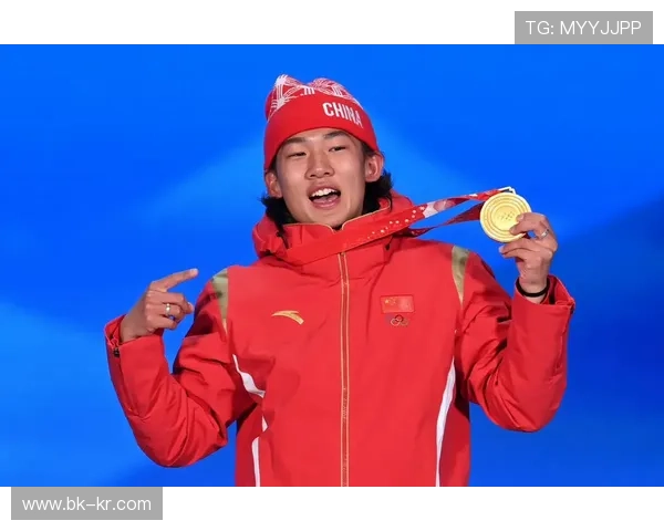 苏翊鸣冬奥一金一铜闭幕式领旗