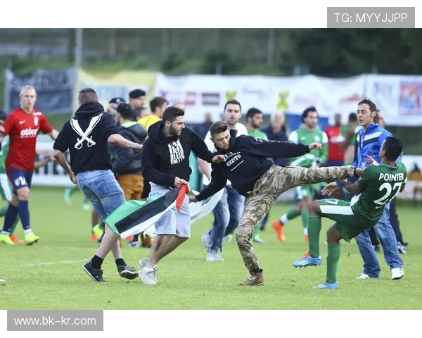 萨利巴踢飞备用球 小球童无奈摊手抱怨 萨利巴踢飞备用球 小球童无奈摊手抱怨